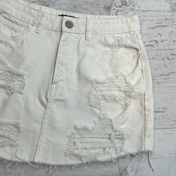Forever 21 White Distressed Jean Mini Skirt Size Small - Picture 3 of 7